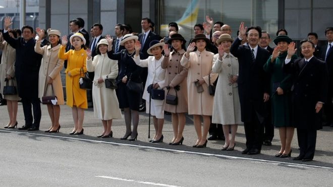 Hoàng gia Nhật và Thủ tướng Nhật tiễn Nhà vua Akihito và Hoàng hậu Michiko lên đường sang thăm Việt Nam.