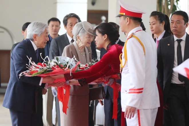 Nhà vua và Hoàng hậu sau đó tới khách sạn Sheraton tiếp các tình nguyện viên Tổ chức Hợp tác hải ngoại Nhật Bản.