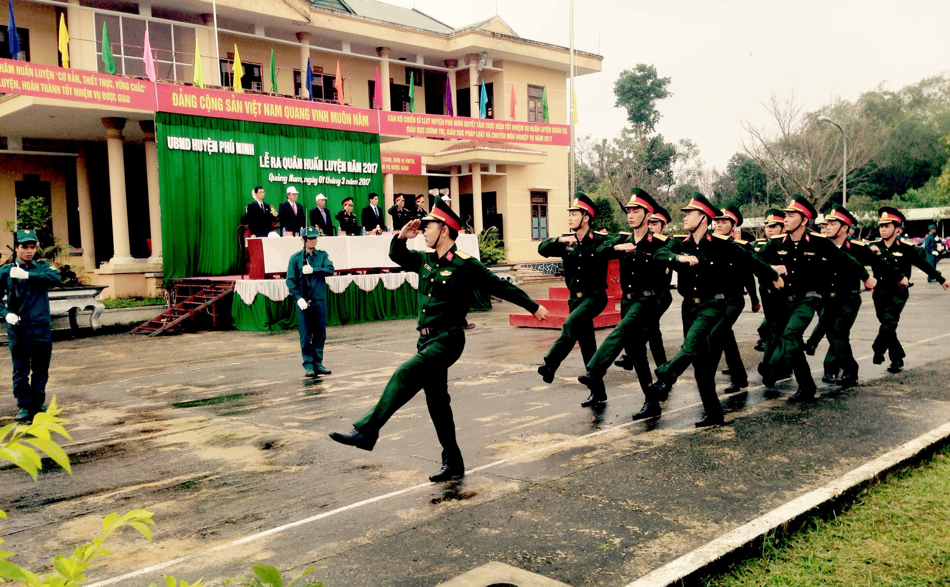 Lãnh đạo huyện Phú Ninh dự lễ kiểm tra duyệt binh. Ảnh: HẢI CHÂU