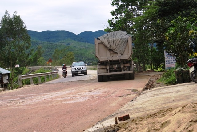 Nhiều đoạn đường chỉ trong một thời gian ngắn bỗng chốc bị lún, nhựa đường bị mủn, bong tróc nặng. Ảnh: TRIÊU NHAN