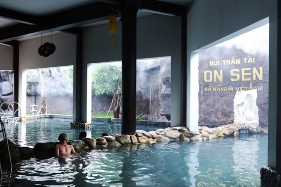 Khu tắm Onsen theo phong cách Nhật Bản