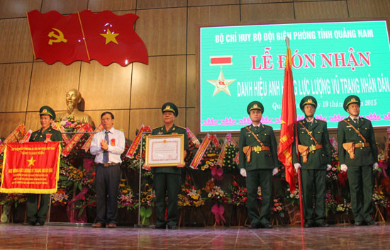Bộ đội Biên phòng tỉnh đón nhận danh hiệu Anh hùng LLVTND vào năm 2015.Ảnh: ALĂNG NGƯỚC
