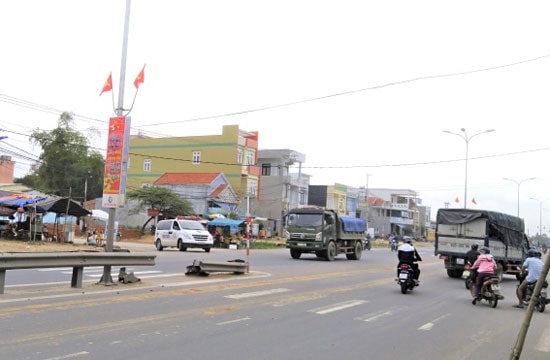 Ngã ba Kỳ Lý trở thành “điểm đen” giao thông, một phần vì chưa được lắp đặt đèn tín hiệu giao thông. Ảnh: THI THẢO