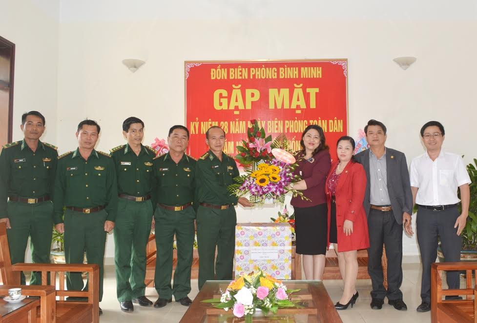 Trưởng ban Dân vận Tỉnh ủy Nguyễn Thị Thu Lan thăm Đồn Biên phòng Bình Minh.