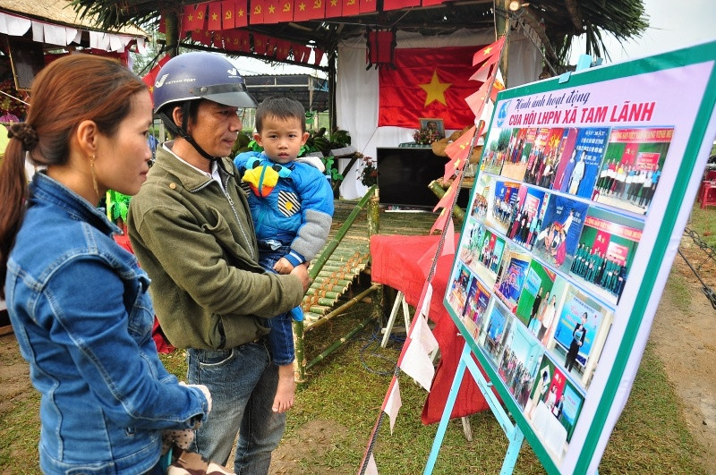 Một gia đình ở xã Tam Lãnh đến tham quan trại của địa phương mình . Ảnh: VINH ANH