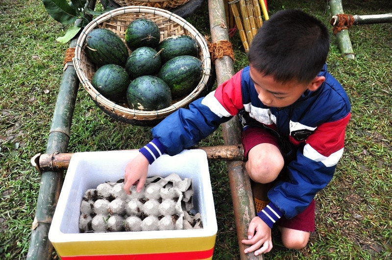 Trẻ em thích thú với mô hình nuôi dế tại đơn vị xã Tam Phước. Ảnh: VINH ANH