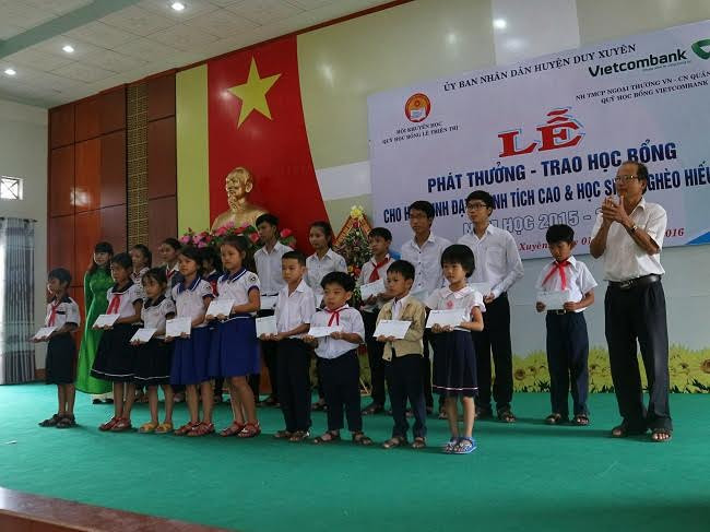 Trao tặng học bổng cho học sinh nghèo hi ếu học huyện Duy Xuyên