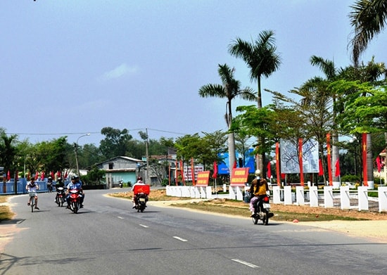 Nhờ ưu tiên thi công kết cấu hạ tầng nên giờ đây diện mạo nông thôn của Phú Ninh đã thực sự khởi sắc. Ảnh: VĂN SỰ