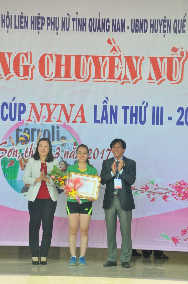 Võ Thị Diệu Linh (Thăng BÌnh) được trao giải Miss của giải. Ảnh: T.VY