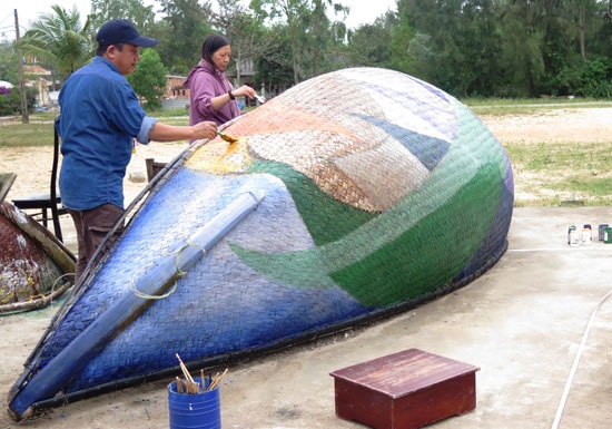 Các họa sĩ đang sáng tác trên thúng tại Tam Thanh hôm 27.2. Ảnh: S.A