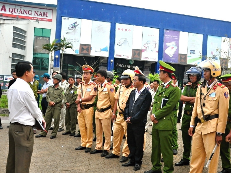 Phó Chủ tịch UBND TP.Tam Kỳ Nguyễn Minh Nam tổ chức họp nhanh với các lực lượng tham gia lập lại trật tự đô thị. Ảnh: VINH ANH