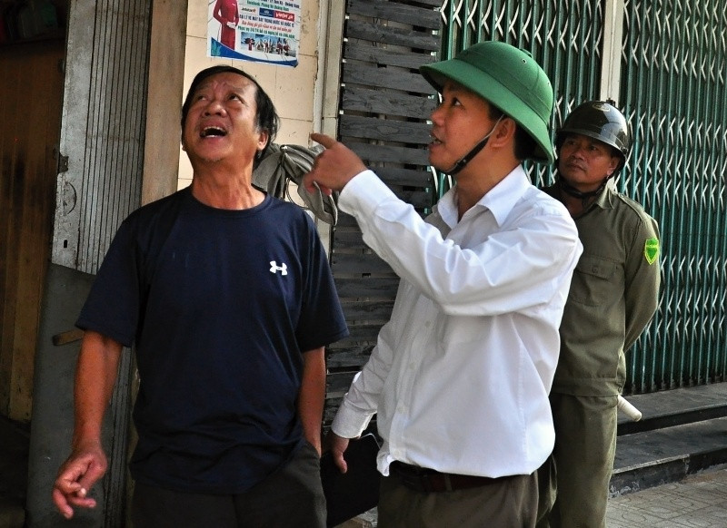 Phó Chủ tịch UBND TP.Tam Kỳ Nguyễn Minh Nam nói chuyện với một người dân vi phạm vỉa hè trên đường Phan Châu Trinh. Ảnh: VINH ANH