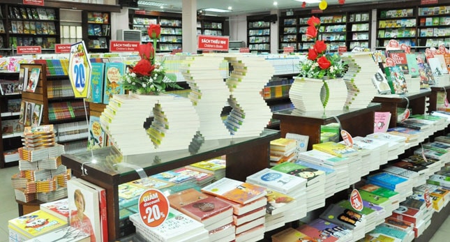 Các nhà sách trang trí, giảm giá đặc biệt để chào mừng ngày Quốc tế Phụ nữ