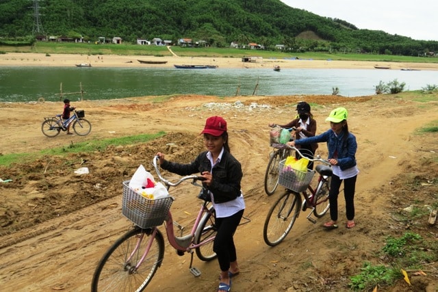 Học sinh thôn Đầu Gò gian nan vượt hai lần đò tìm con chữ. Ảnh: HOÀNG LIÊN