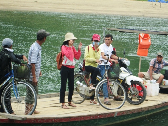 Nỗi lo lắng về con đò chòng chành cứ dày lên, nhất là vào mùa mưa lũ. Ảnh: HOÀNG LIÊN