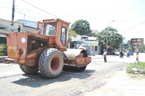 Tiến hành hoàn trả mặt đường ĐT609B.Ảnh: S.CÒI