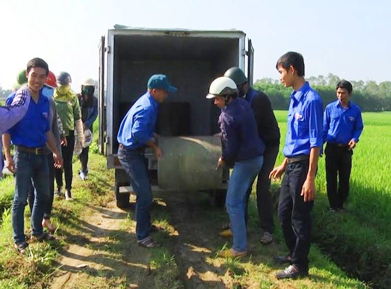 Đoàn viên, thanh niên xã Tam Phước ra quân lắp đặt bể chứa bằng bê tông đựng bao bì thuốc bảo vệ thực vật tại thôn Cẩm Khê.