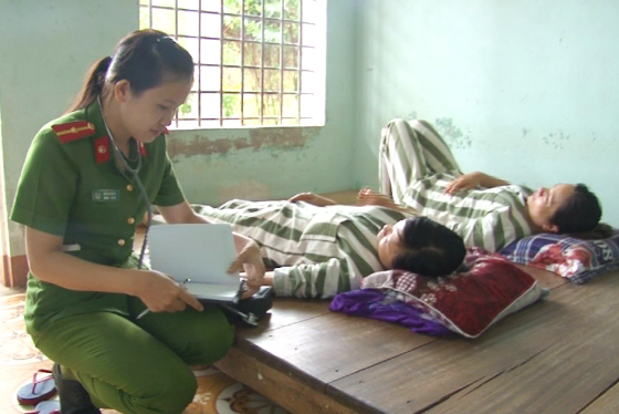 Hình: Nữ Cán bộ y tế Trại tạm giam theo dõi, điều trị cho các can phạm nhân