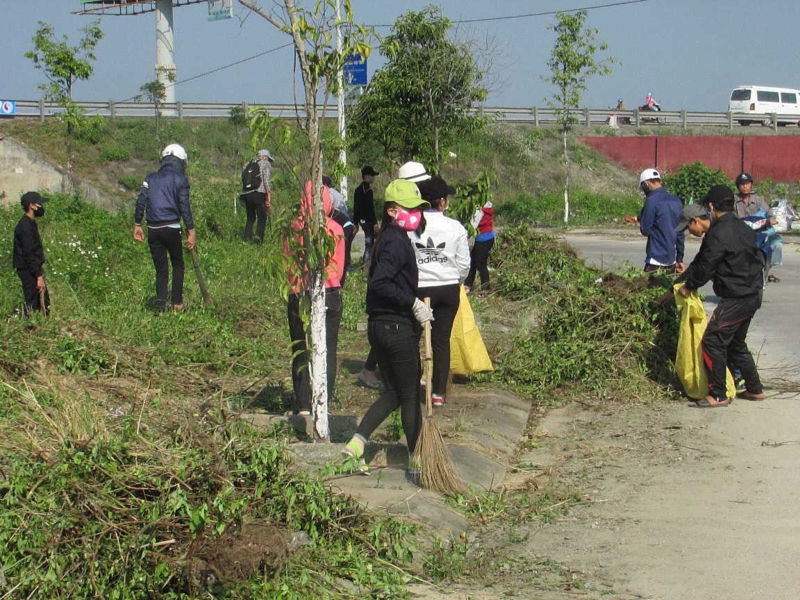 Đoàn viên thanh niên dọp vệ sinh gần cống chui tuyến tránh Vĩnh Điện. Ảnh: HC