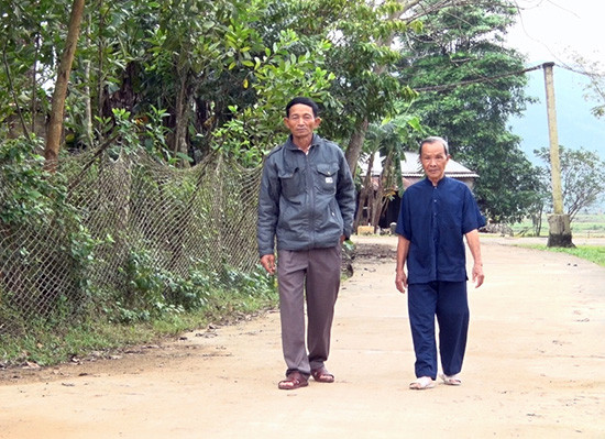 Hưởng ứng chủ trương xây dựng nông thôn mới, người dân xã Quế Lộc (Nông Sơn) đã tự nguyện hiến hàng nghìn mét vuông đất để nâng cấp, mở rộng giao thông nông thôn.Ảnh: P.VINH