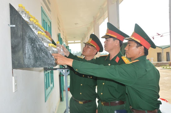 Trung tá Phạm Văn Dũng (giữa) kiểm tra công tác chuẩn bị cho huấn luyện chiến sĩ mới năm 2017.Ảnh: D.LÊ