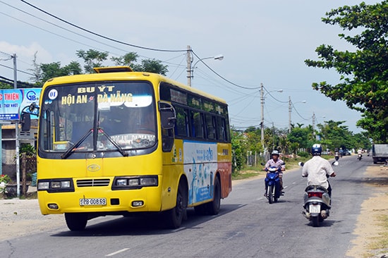 Xe buýt mang biển kiểm soát 92B - 00.869 do tài xế Phạm Duy Lâm điều khiển đã từ chối chở người khuyết tật vào ngày 8.2. Ảnh: Q.T