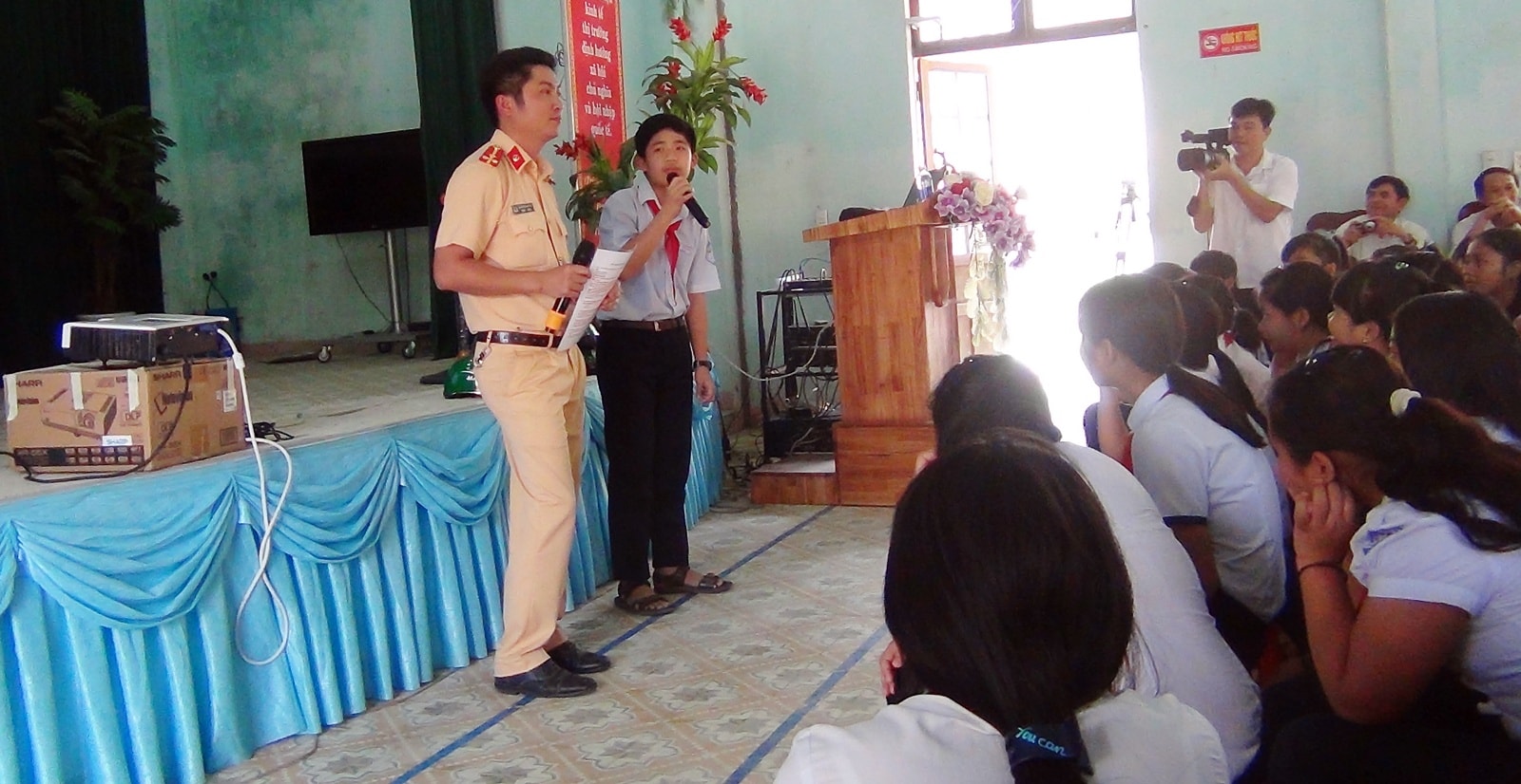 Buổi tuyên truyền đã tạo được hiệu ứng tích cực đối với các học sinh trường Phổ thông dân tộc nội trú huyện Nam Giang. Ảnh: CSGT cung cấp