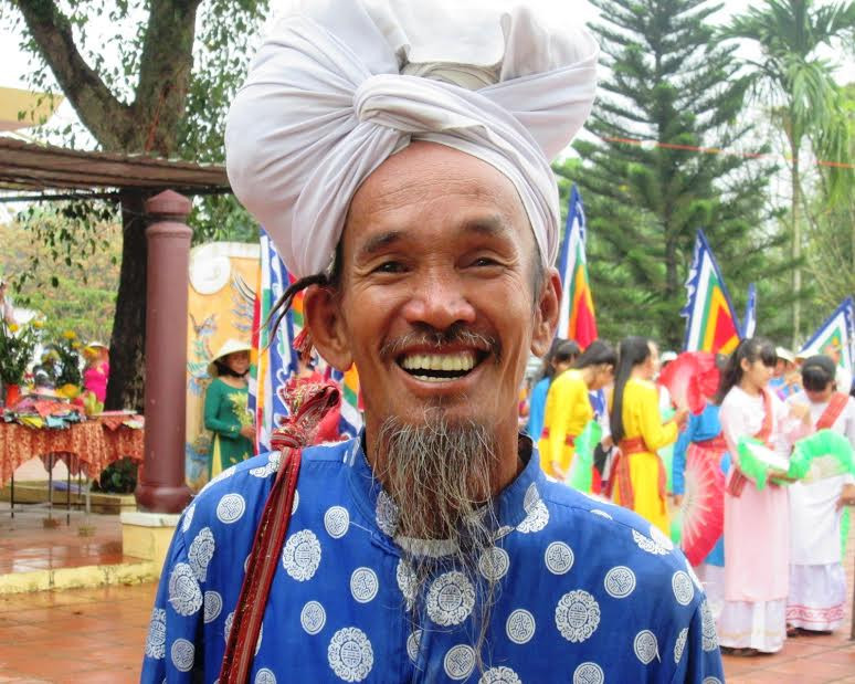 Hơn 40 năm qua, ông Năm Trầu – một người dân tộc Chăm ở xã Mỹ Sơn (huyện Ninh Sơn, tỉnh Ninh Thuận) đều đi chân trần, tóc búi cao đến dự lễ và vui hội với dân làng Thu Bồn. 