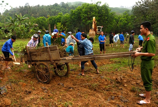  Tuổi trẻ huyện Phước Sơn ra quân làm sân vận động và khu thể thao xã Phước Hiệp.  Ảnh: T.ĐẠT