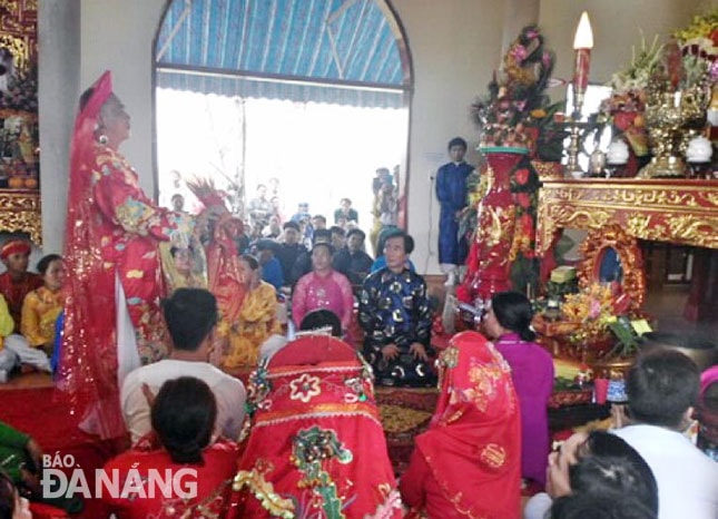 Tín ngưỡng thờ Mẫu có giá trị đặc sắc bởi di sản gắn liền với đời sống tinh thần và các phong tục tập quán văn hóa của người dân, được cộng đồng trân trọng và liên tục lưu truyền từ ngàn đời nay. TRONG ẢNH: Hát chầu văn trong nghi lễ hầu đồng.