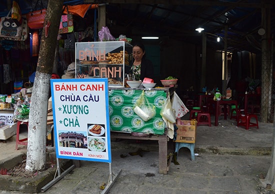 Quán bánh canh Chùa Cầu.