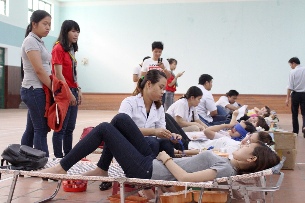 Các thành viên CLB tham gia hiến máu. Ảnh: P.T