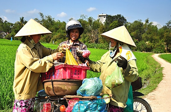 Thực phẩm được các tiểu thương chở ra tận đồng để bán cho người dân. Ảnh: VINH ANH