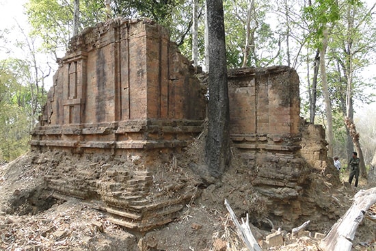 Ngôi đền gạch Prasat Ta-nang, tỉnh Rattanakiri, Campuchia. Thế kỷ 8-9. (Hình 1). Ảnh: Trần Kỳ Phương