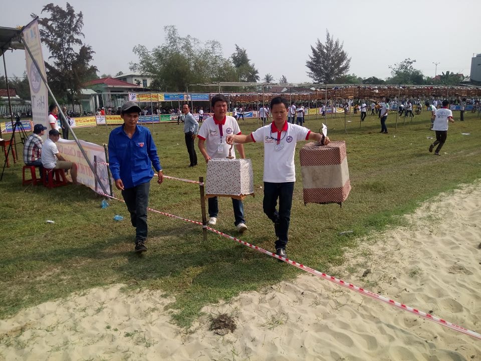 Những chú chim bị loại phải rời khỏi cuộc chơi. Ảnh: Q.T