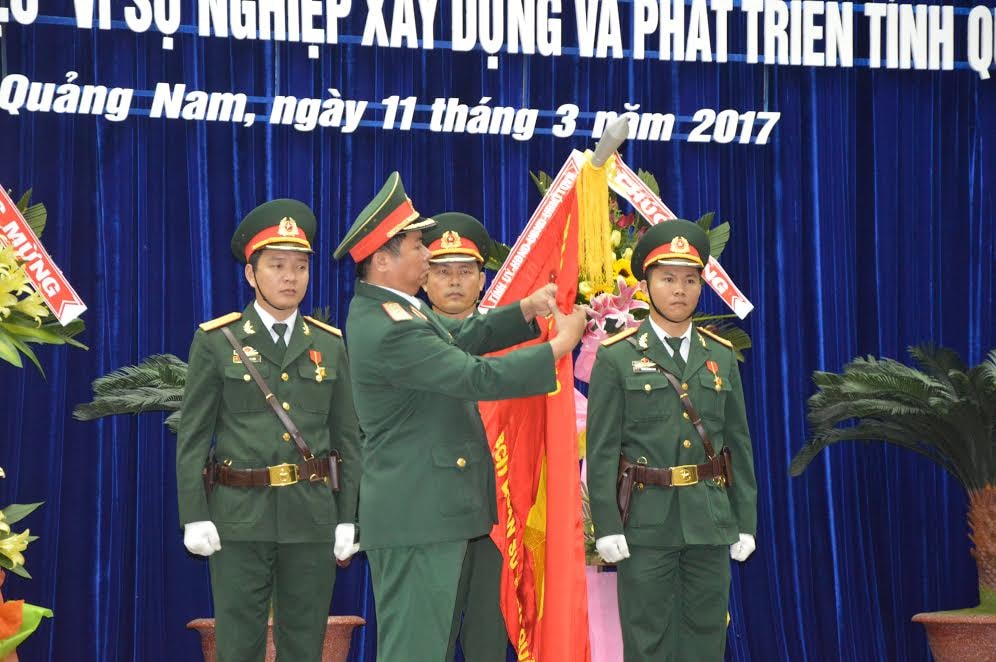 Thừa ủy quyền của Chủ tịch nước, Thiếu tướng Ngô Quý Đức, Phó Tư lệnh – Tham mưu trưởng Quân khu 5 trao tặng Huân chương Bảo vệ Tổ quốc hạng nhì cho LLVT tỉnh.