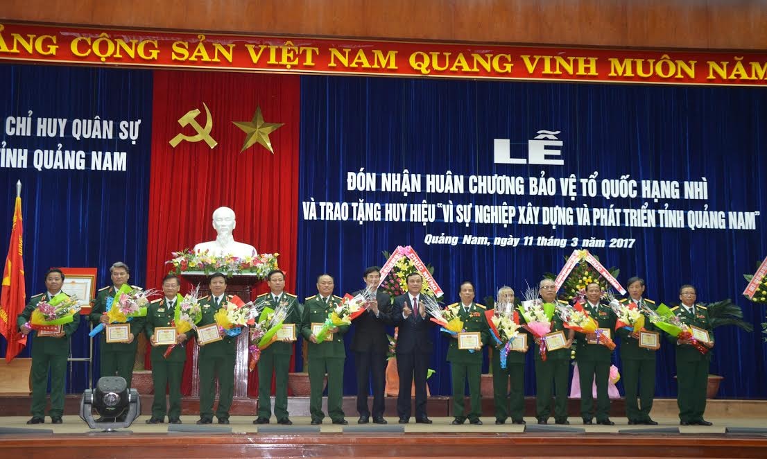 Đợt này có 104 đồng chí được trao tặng Huy hiệu “Vì sự nghiệp xây dựng và phát triển tỉnh Quảng Nam”. 