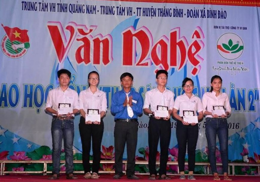Anh Trần Hữu Việt tặng học bổng cho học sinh.