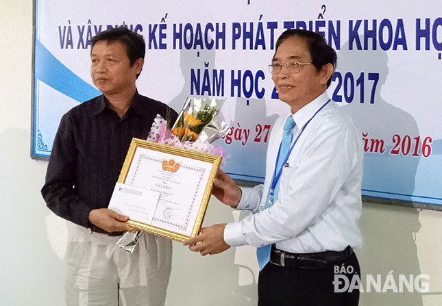 Việc tuyên dương khen thưởng kịp thời có ý nghĩa khuyến kích đội ngũ giảng viên đẩy mạnh nghiên cứu khoa học. Trong ảnh: Trường Đại học Bách khoa (Đại học Đà Nẵng) khen thưởng giảng viên nghiên cứu khoa học.