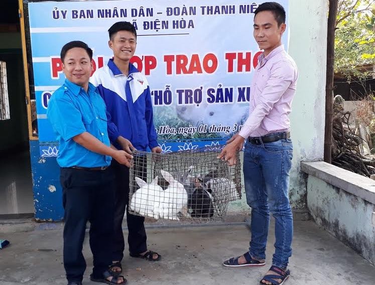 Trao thỏ giống cho các thanh niên.