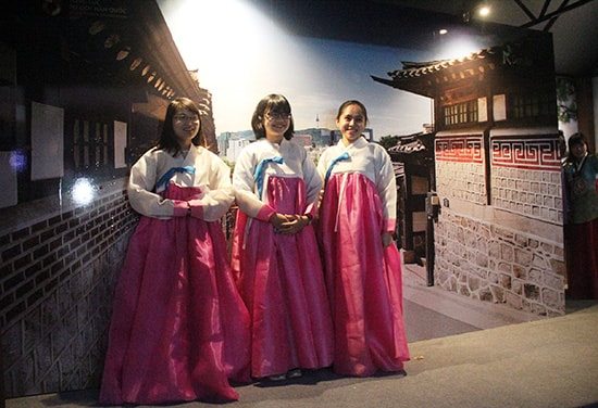 Các bạn gái Việt Nam thử trang phục truyền thống Hanbok của Hàn Quốc. Ảnh: L.Q