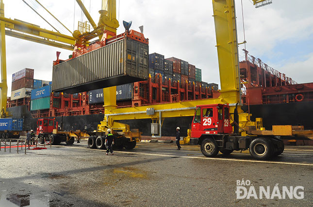 Bốc xếp hàng ở bãi Container Cảng Đà Nẵng