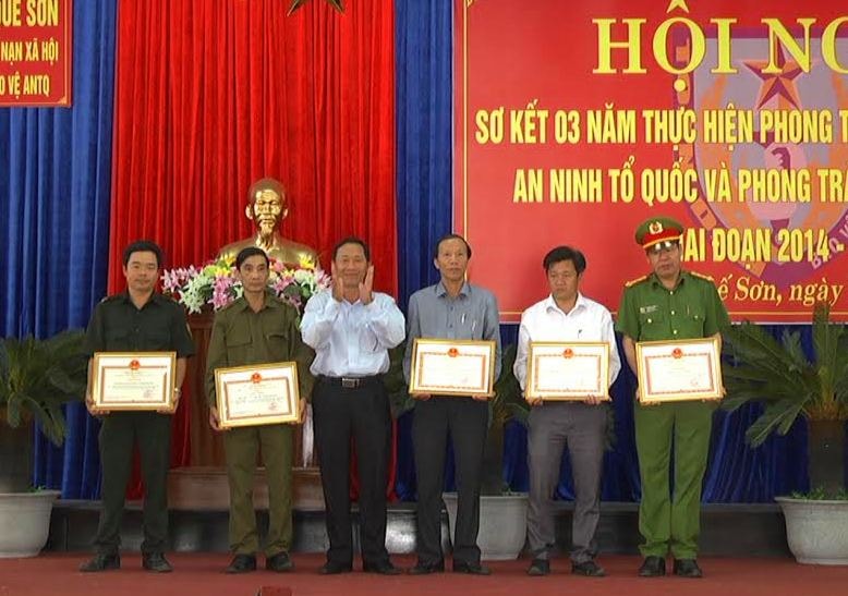 Khen thưởng cá nhân, tập thể Quế Sơn có thành tích trong giữ gìn an ninh trật tự địa phương