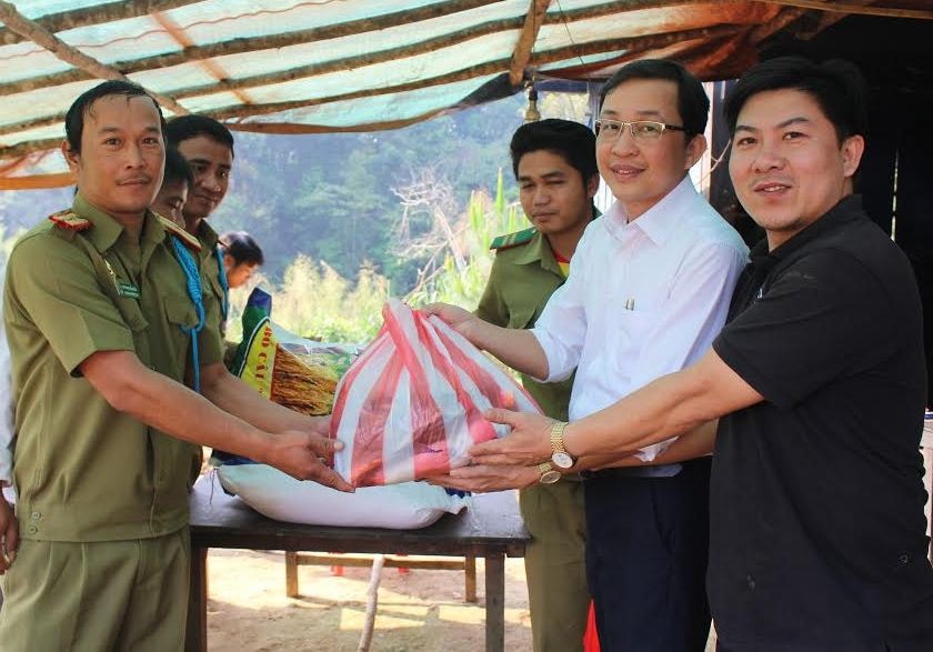 tặng quà cho cán bộ Trạm cửu khẩu Kà lừm (Lào)