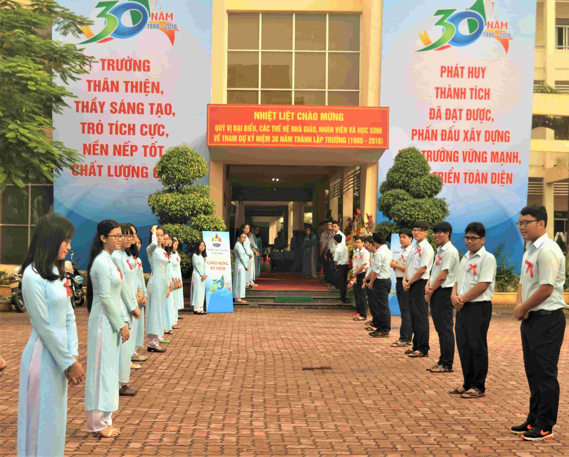 Học sinh trường THPT chuyên Lê Quý Đôn trong dịp kỉ niệm 30 năm thành lập trường vào năm ngoái. Ảnh: Q.T