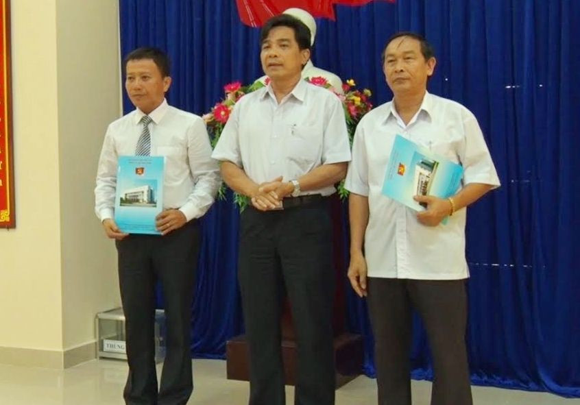 Trưởng ban Tổ chức Tỉnh ủy Lê Văn Dũng trao các quyết định cho đồng chí Nguyễn Quang Khánh (phải) và đồng chí Thái Bình 