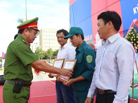 Nhiều cá nhân là điển hình trong phong trào Toàn dân bảo vệ ANTQ được Công an tỉnh trao bằng khen. Ảnh: T.C