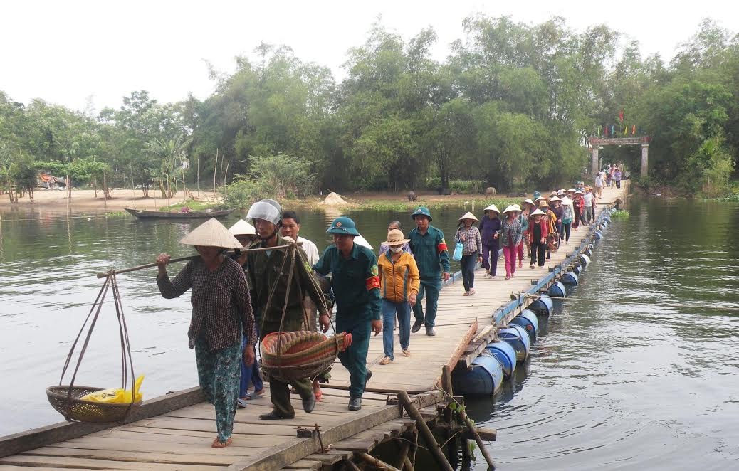  Lực lượng xung kích hỗ trợ sơ tán dân.