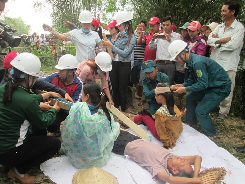 Băng bó vết thương cho các nạn nhân bị sập nhà. 