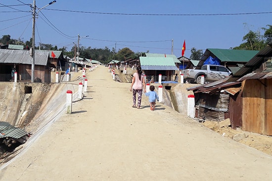 Những khu tái định cư mới được xây dựng khang trang với hệ thống điện, đường bê tông... sẽ giúp bà con ổn định được cuộc sống, tìm đường thoát nghèo bền vững. Trong ảnh: Khu tái định cư thôn 1A, xã Phước Thành, huyện Phước Sơn.Ảnh: N.D